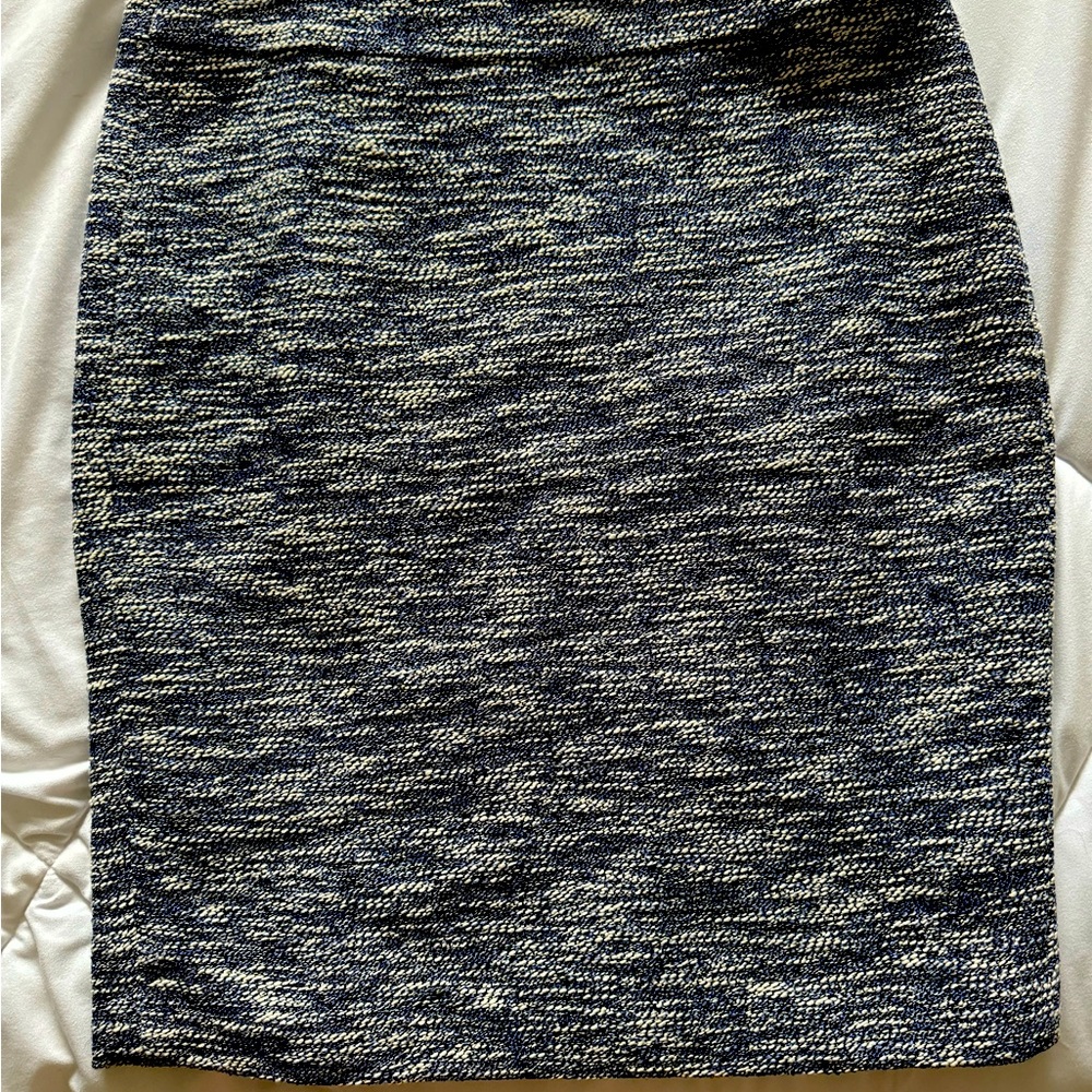 Beautiful and Classic AnnTaylor pencil skirt.